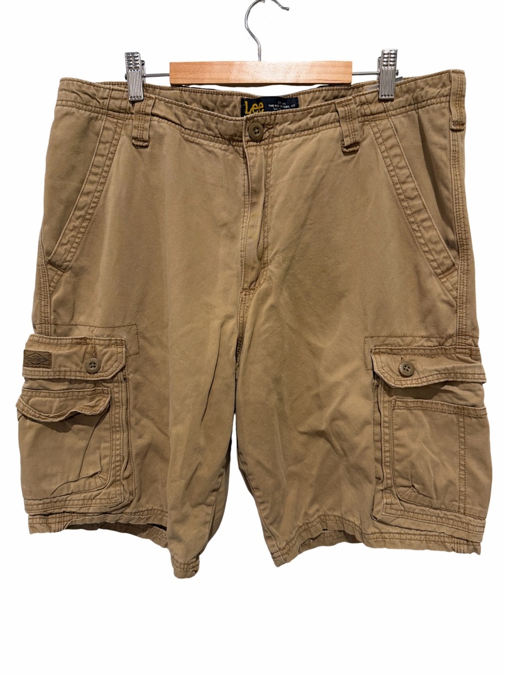 Lee Men's Cargo Shorts in Dark Tan Brown. Size 36. 100% Cotton.